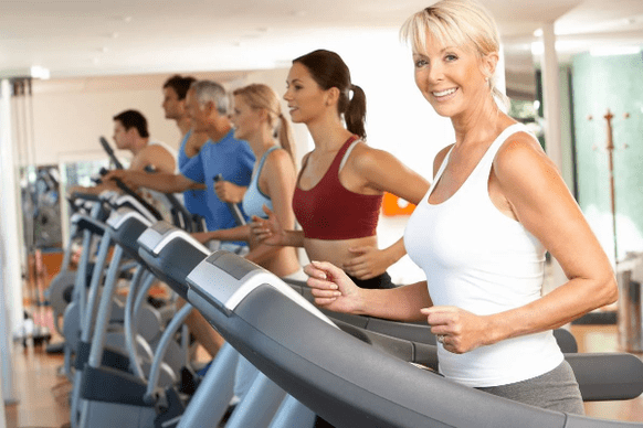 在跑步机上进行有氧运动训练将帮助您减轻腹部和两侧的体重